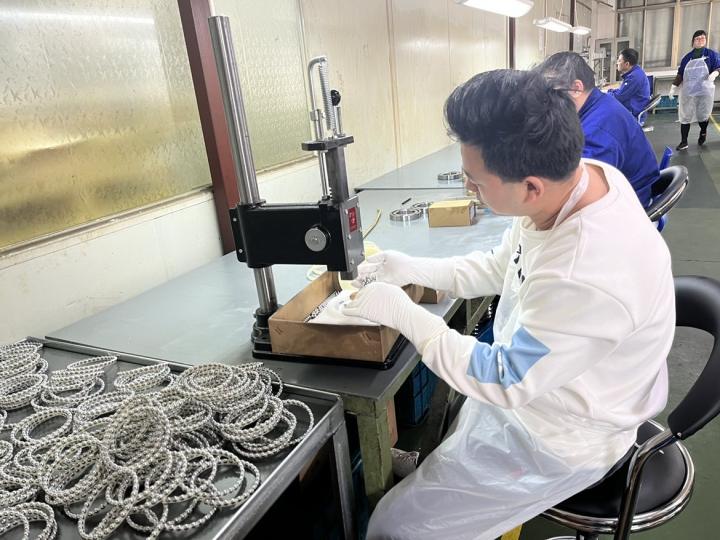 工業機器人使用交叉滾子軸承有哪些優點？